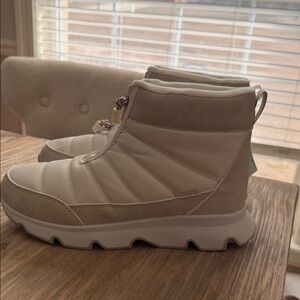 Magellan Outdoors Women's Cream and Tan Winter Boots